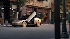 Auto Tesla s otevřenými dveřmi, stojící v městském prostředí